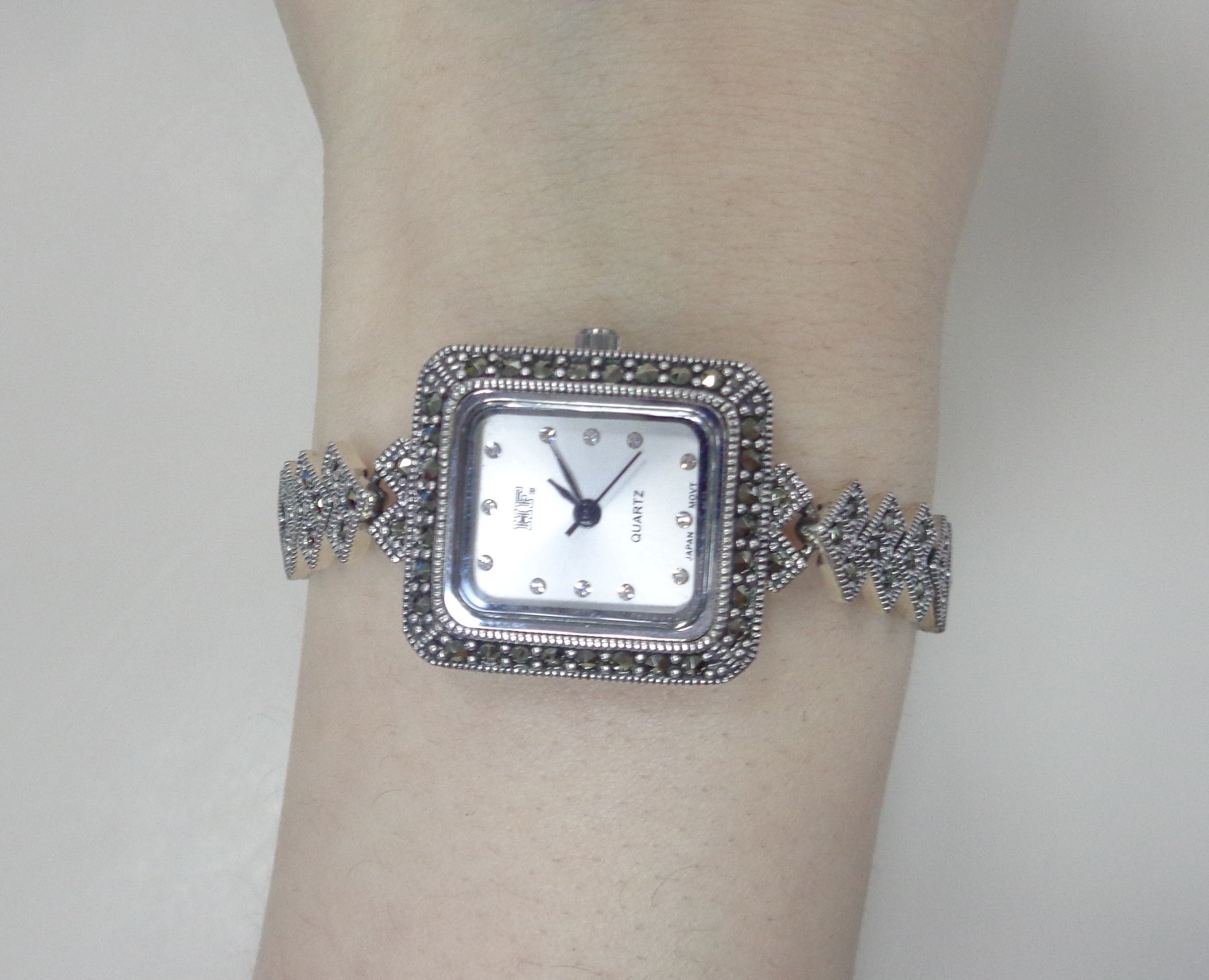 Серебряные часы с марказитами